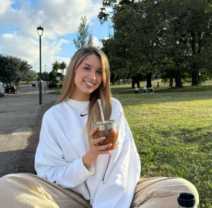 Laura, 24